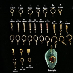 Könnte beinhalten: Eine Auswahl an 18K Massivgold-Schmuckstücken, darunter Ohrringe und Anhänger, vor schwarzem Hintergrund. Das Bild zeigt verschiedene Größen und Stile, mit Maßen in Millimetern. Ein Beispielanhänger mit einem grünen Stein und einem roten Zentrum ist abgebildet.