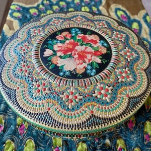 Vtg Mid-Century Gypsy Floral Biscuit Tin, Made in Holland image 2