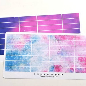 Puede incluir: Dos hojas de pegatinas rectangulares con un patrón de cuadrícula. Una hoja presenta un degradado de morado y rosa, mientras que la otra muestra diseños de acuarela azules y rosas. El texto "STICKERS BY IIDAMANIA" es visible.