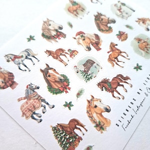 Könnte beinhalten: Bogen mit Aufklebern mit Pferdeillustrationen. Die Aufkleber zeigen Pferde mit festlichen Themen, darunter Weihnachtskränze, Weihnachtsmützen und Schals. Einige Pferde sind rennend oder stehend dargestellt, mit einer Vielzahl von Farben und Designs.