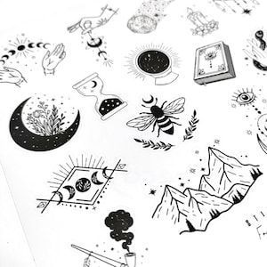 Puede incluir: Un conjunto de pegatinas en blanco y negro con varios diseños inspirados en el cielo y la naturaleza. Las pegatinas incluyen una luna creciente, una abeja, una cordillera, una pipa y una luna creciente con estrellas.
