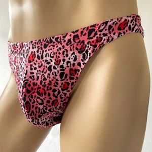Può includere: Intimo rosa con stampa leopardata, vita bassa e schiena a tanga.