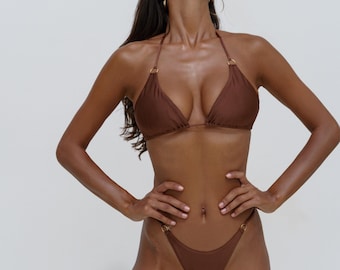 Brauner frecher Bikini, bronzefarbenes Dreieck-Oberteil und String-Unterteil mit goldenen Accessoires