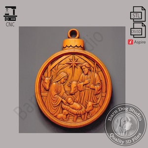 Op de afbeelding: Een houten kerstbal met een gesneden kerststal. De ronde ornament heeft een lus om op te hangen. De scène toont Maria, Jozef en het kindje Jezus, met dieren en een ster. Gemaakt door Barn Dog Studio.