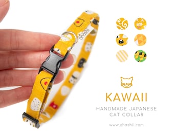 Könnte beinhalten: Ein gelbes Katzenhalsband mit japanisch inspiriertem Design, das verschiedene Muster zeigt, darunter Sushi, Blumen und geometrische Formen. Das Halsband ist verstellbar und hat einen Schnallenverschluss. Der Text "KAWAII HANDMADE JAPANESE CAT COLLAR www.ohashii.com" ist auf dem weißen Hintergrund gedruckt.