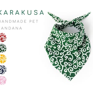 Puede incluir: Bandana para mascotas de color verde con un patr&oacute;n blanco en espiral. La bandana est&aacute; atada en un nudo y se encuentra sobre un fondo blanco. El texto "KARAKUSA HANDMADE PET BANDANA" est&aacute; por encima de la bandana. Hay cuatro muestras de color debajo del texto, mostrando la bandana en rojo, amarillo, azul marino y rosa.