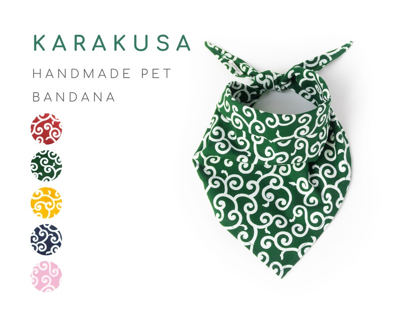 Puede incluir: Bandana para mascotas de color verde con un patr&oacute;n blanco en espiral. La bandana est&aacute; atada en un nudo y se encuentra sobre un fondo blanco. El texto "KARAKUSA HANDMADE PET BANDANA" est&aacute; por encima de la bandana. Hay cuatro muestras de color debajo del texto, mostrando la bandana en rojo, amarillo, azul marino y rosa.
