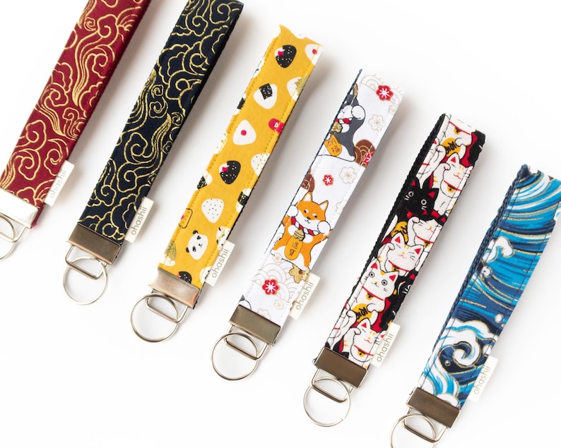 Unik tygnyckelring | Japansk nyckelring för armband | Anime-nyckelring | Japansk present till animeälskare | Söt födelsedagspresent till alla hjärtans dag bild 1