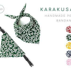 Puede incluir: Bandana para mascotas de color verde con un patr&oacute;n blanco en espiral. La bandana est&aacute; atada alrededor de un collar y tiene el texto "KARAKUSA HANDMADE PET BANDANA" en la imagen. Hay cinco opciones de color para la bandana: rojo, verde, amarillo, azul y rosa.