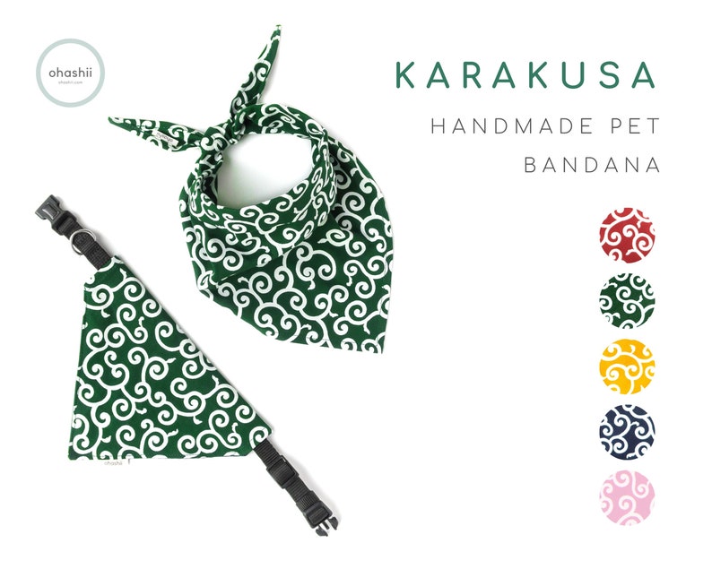 Puede incluir: Bandana para mascotas de color verde con un patr&oacute;n blanco en espiral. La bandana est&aacute; atada alrededor de un collar y tiene el texto "KARAKUSA HANDMADE PET BANDANA" en la imagen. Hay cinco opciones de color para la bandana: rojo, verde, amarillo, azul y rosa.