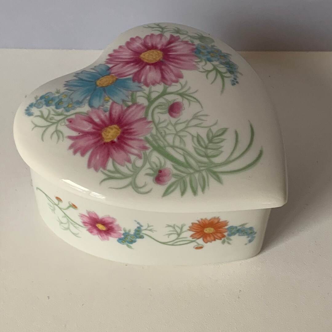 ARDEN HEART SHAPE Jewelry Box, Elizabeth Arden Made in Japan Floral