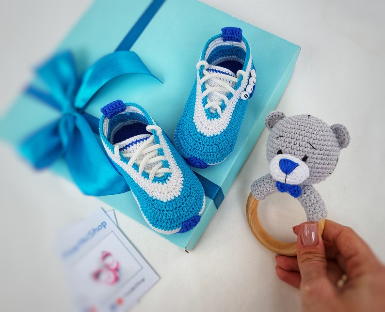 Personalized baby booties and baby rattle dog baby boy shoes Personalized baby gift box bear crochet baby chucks crochet baby shoes