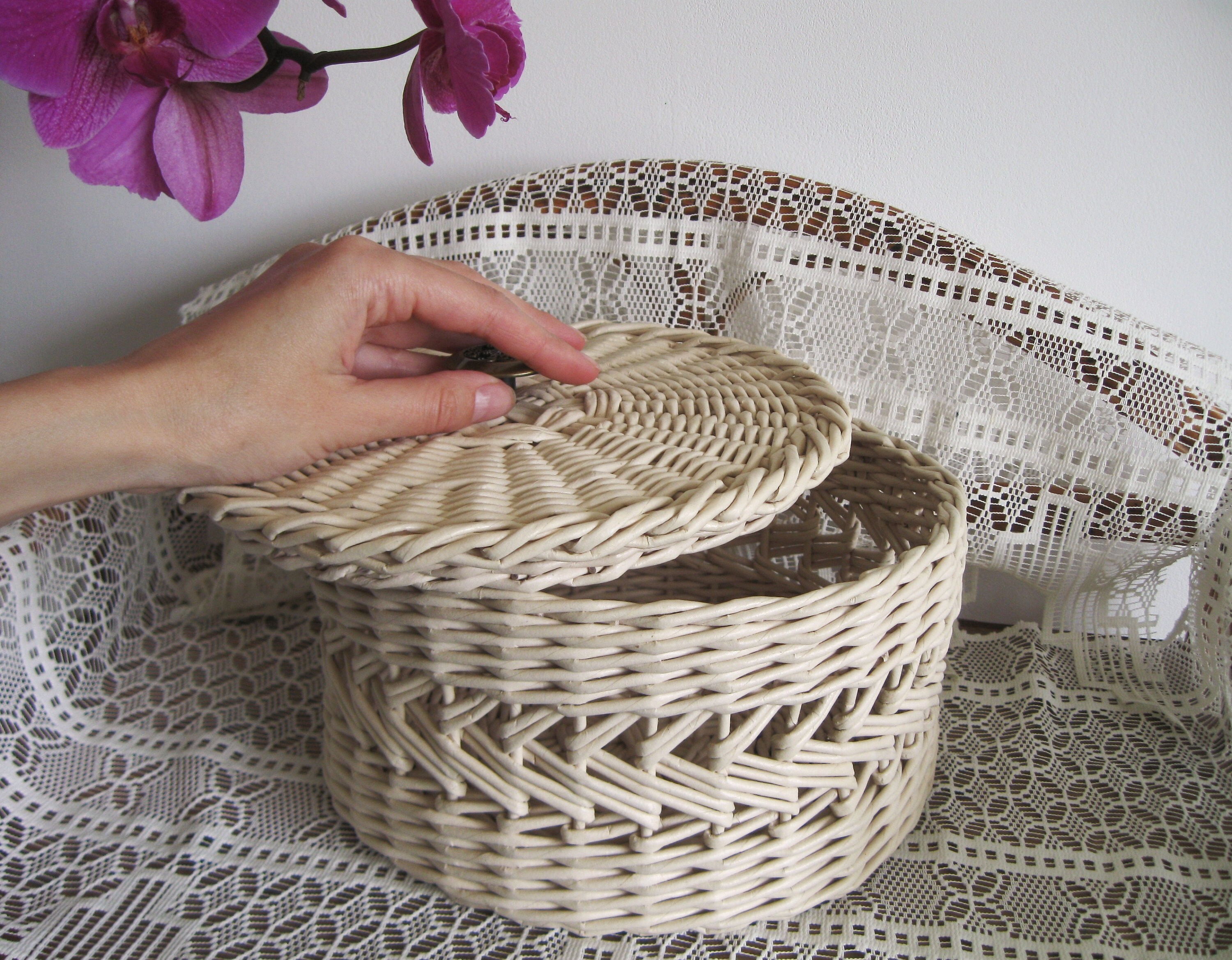 Trinket box, round storage box Wicker box with lid, basket with cover Small storage basket, jewelry box Sewing basket Needlework box