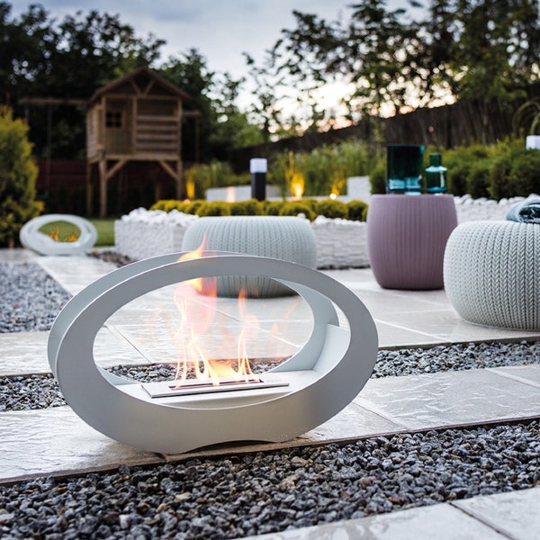 Biokamin ECHO WHITE ovale Form modernes Design Dekoration auf Terrasse echter Biobrennstoff natürlich warm freistehend