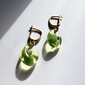 Neongröna glasörhängen: Minimalistisk fransk krok, lättviktig
