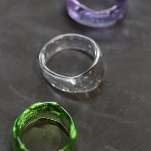 Anel de vidro transparente exclusivo, joia feita à mão em lampwork, presente minimalista para ela, design artesanal moderno