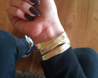 Gold hammered leather bracelet / leather bracelet in gold