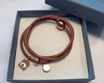 Armband van naakt leer met bedels, nazar, boze oog