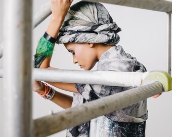 Verenarmband met groen-zwarte veren / leren armband met groen-zwarte veren