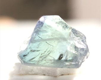 天然アクアマリンペンシル原石、0.90カラットのアクアマリンクリスタル