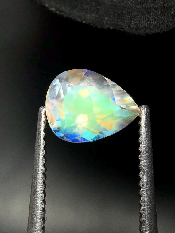 マダガスカルレインボームーンストーン　天然石　パワーストーン　ペンダントトップ 希少なブルーグリーンファイアーのマダガスカル ムーンストーン