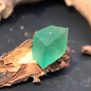 Natural Green Emerald Rough, Uncut Crystal, 1.05 Carats image 4