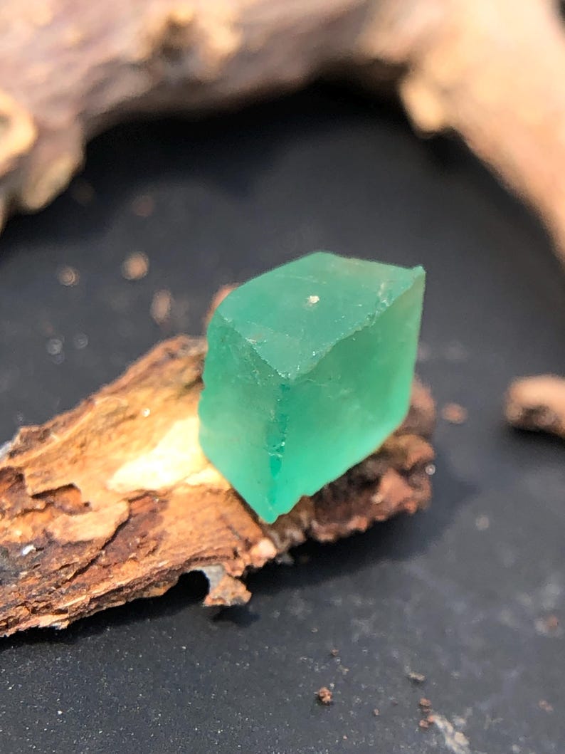 Natural Green Emerald Rough, Uncut Crystal, 1.05 Carats image 4