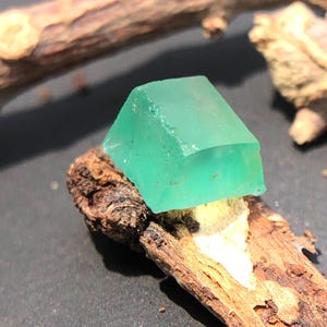Natural Green Emerald Rough, Uncut Crystal, 1.05 Carats image 5
