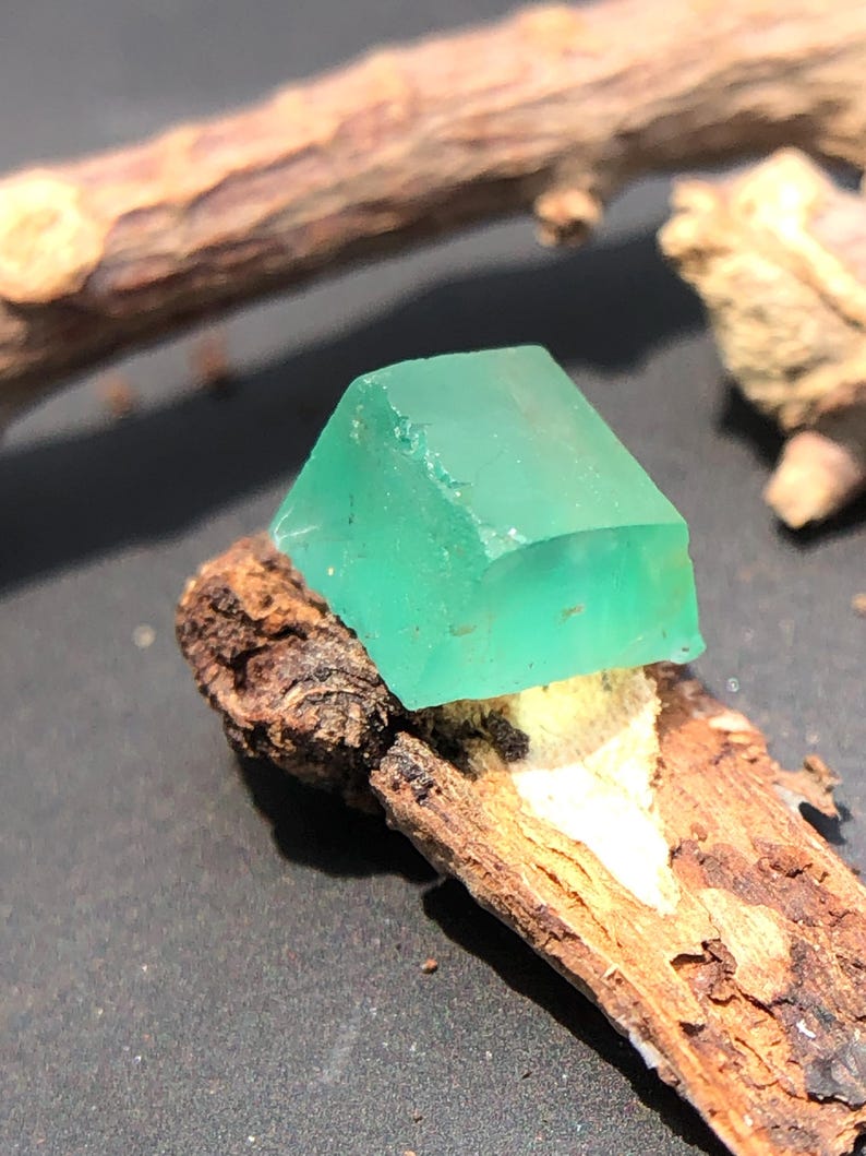 Natural Green Emerald Rough, Uncut Crystal, 1.05 Carats image 5