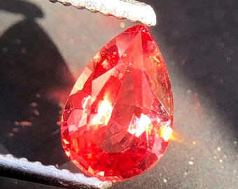 ファンシーペアカットオレンジピンクスピネル宝石。「GIL認定」 天然レッドオレンジスピネル - 希少な炎のような宝石 0.65カラット