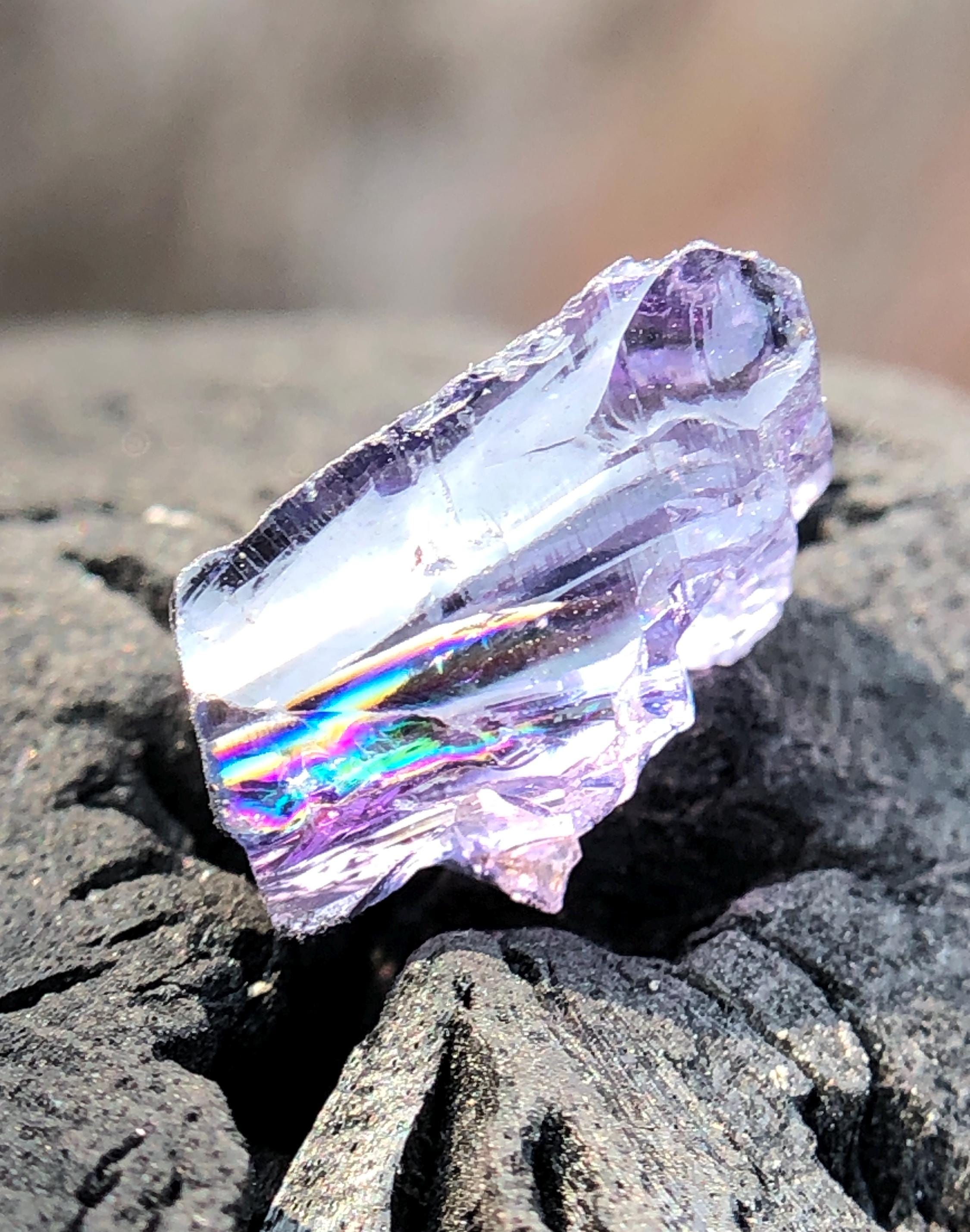 希少なレインボーパープルブラウンブルータンザナイト原石、マルチ