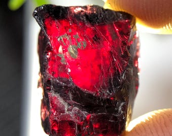 天然レッドガーネット原石、カットされていない結晶（28.5カラット
