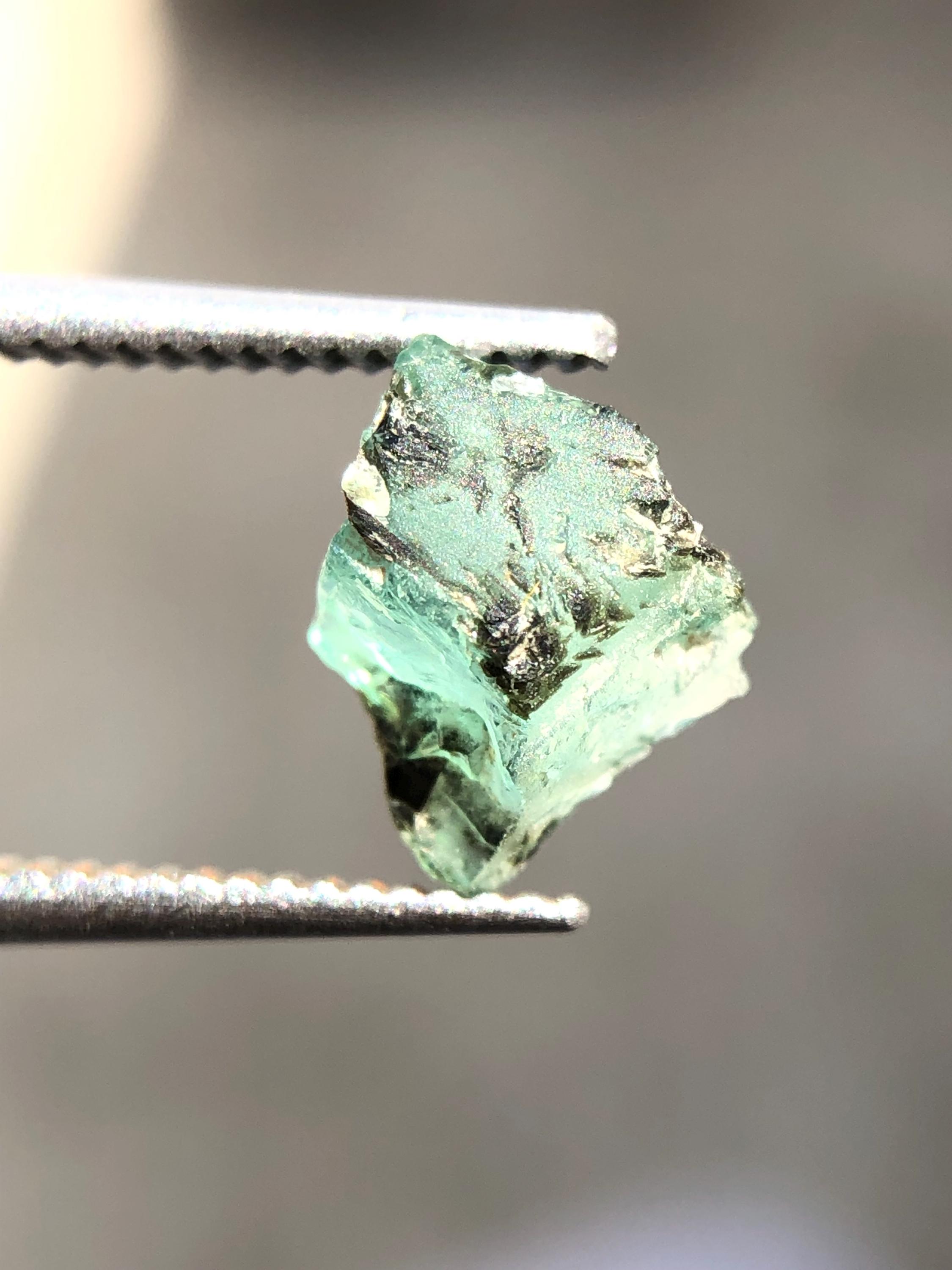 エメラルド　原石 theory xyz エメラルド 原石 大型 置物 甲府研磨 宝石(鑑別書付) 889g