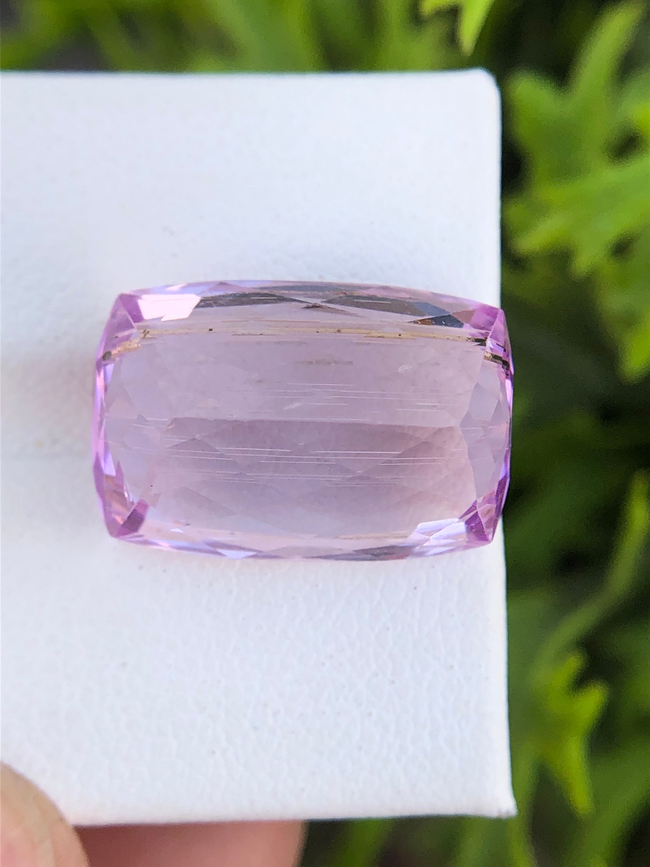 ピンククンザイト 天然ピンク クンツァイト、15.30 カラット 17 x 11 MM