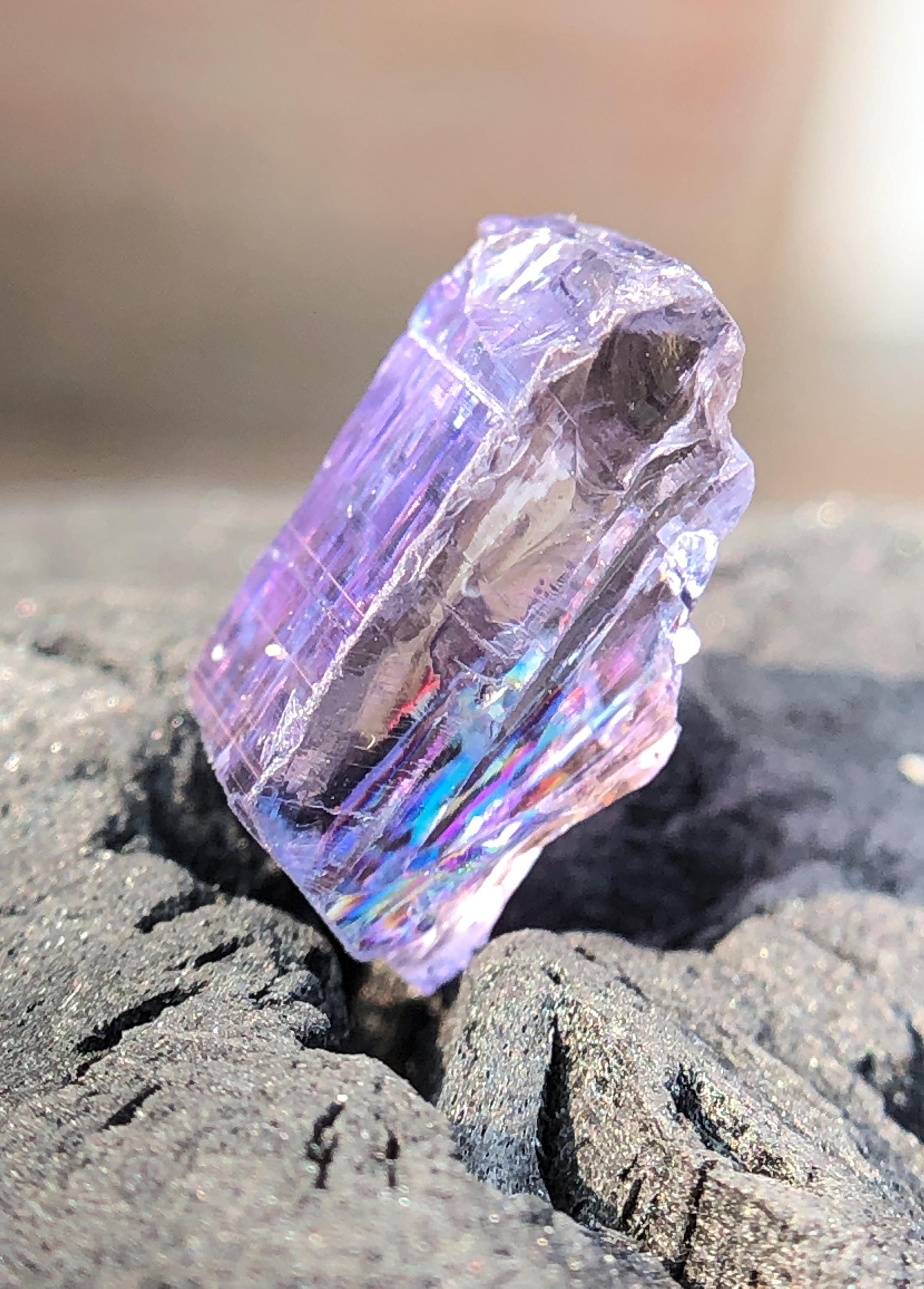 希少なレインボーパープルブラウンブルータンザナイト原石、マルチ