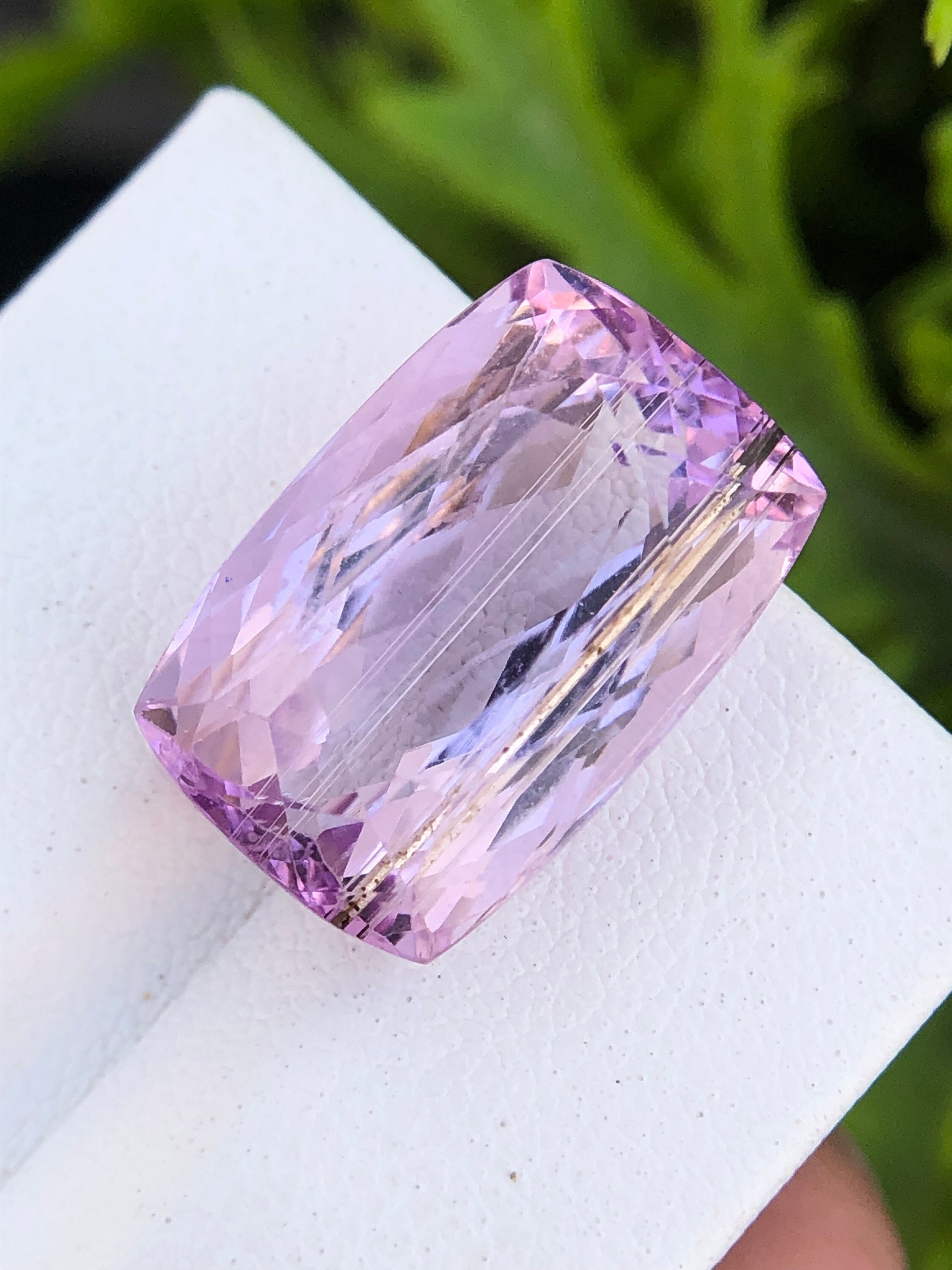 ピンククンザイト 天然ピンク クンツァイト、15.30 カラット 17 x 11 MM