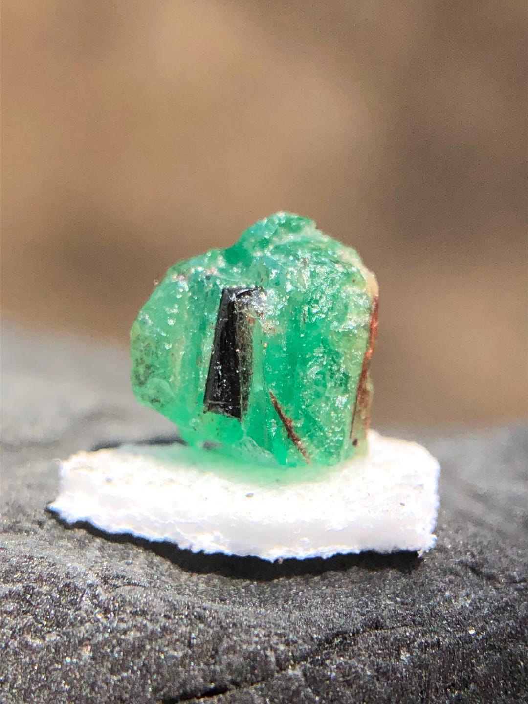 6 x 6 mm 天然グリーンエメラルド結晶、1.35カラットのエメラルド原石