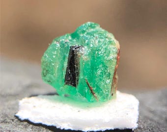 6 x 6 mm 天然グリーンエメラルド結晶、1.35カラットのエメラルド原石