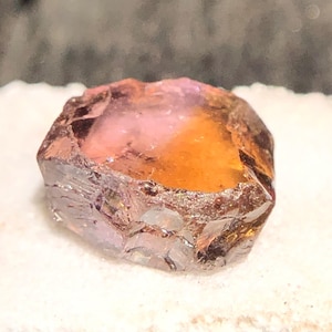 Zoisiet tanzaniet ruw: natuurlijk bruin paars blauw kristal (3,50 karaat, 9,60 x 7,80 x 5,20 mm)