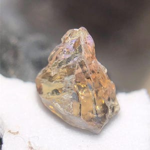 Zoisit gråbrun färg tanzanit grov, naturlig tanzanit, rå tanzanit, 1,70 ct tanzanitkristall, ouppvärmd tanzanit grov.