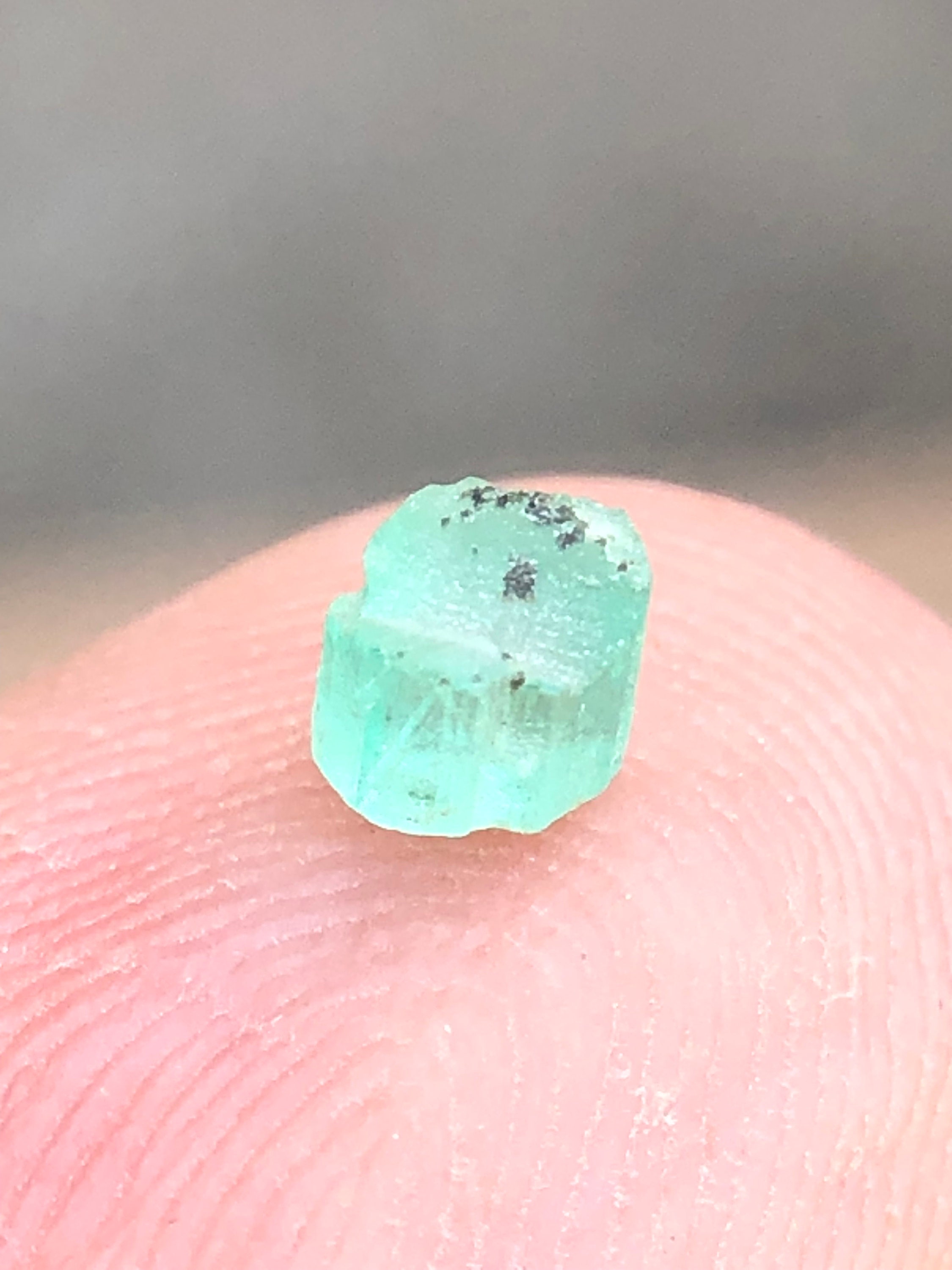 天然エメラルド原石、3 x 3 MM 0.25カラットのルース希少