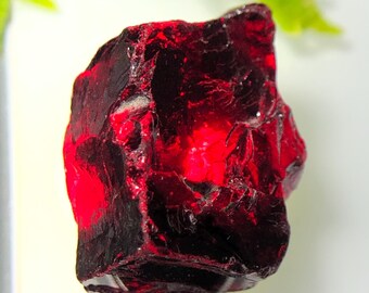 天然レッドガーネット原石、カットされていない結晶（28.5カラット