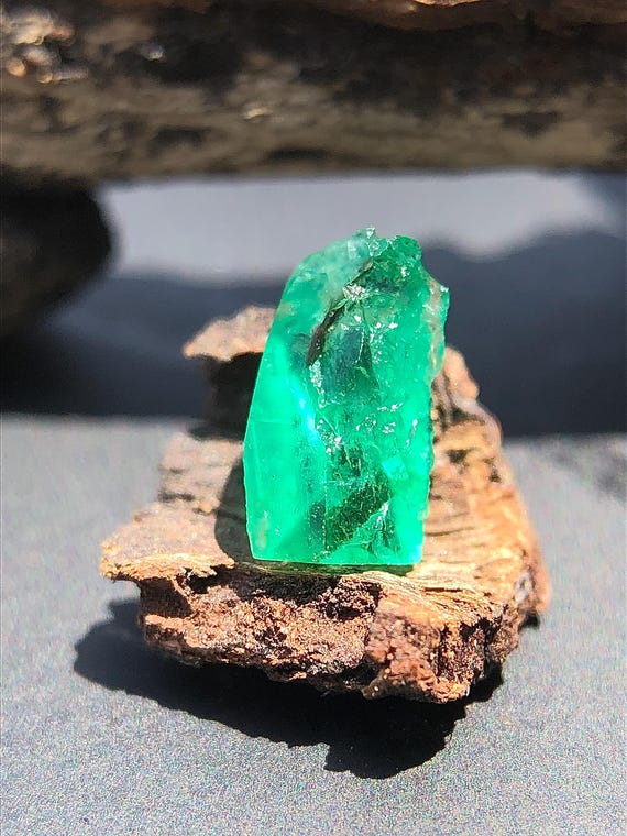 天然グリーンエメラルド原石（7 x 3 MM、0.50カラット） - Etsy 日本