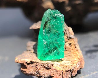 エメラルドグリーン　原石　☺︎ パワーストーン 天然グリーンエメラルド原石（7 x 3 MM、0.50カラット） - Etsy 日本