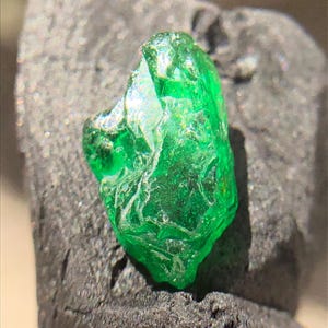 Granate tsavorita verde natural en bruto de 3,30 ct, cristal de granate verde, para la fabricación de joyas.