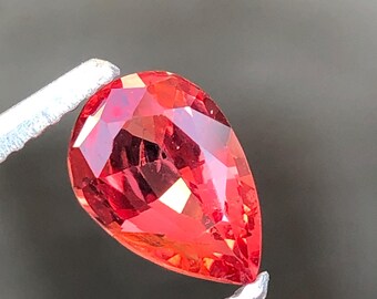 ファンシーペアカットオレンジピンクスピネル宝石。「GIL認定」 天然レッドオレンジスピネル - 希少な炎のような宝石 0.65カラット