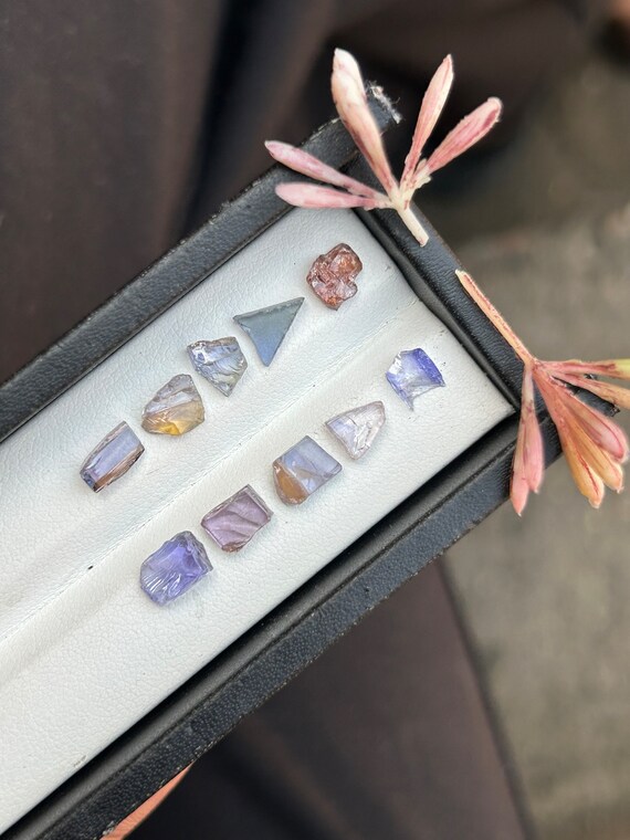 ゾイサイト タンザナイト 原石、マルチカラー タンザナイト