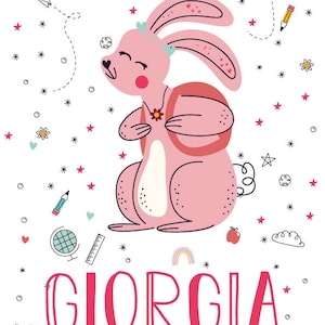 Könnte beinhalten: Ein rosa Kaninchen mit einem Rucksack und einer Blumenkette. Das Kaninchen ist umgeben von Sternen, Herzen und anderen schulthemenbezogenen Objekten. Der Name "GIORGIA" ist in rosa Buchstaben am unteren Rand des Bildes geschrieben.