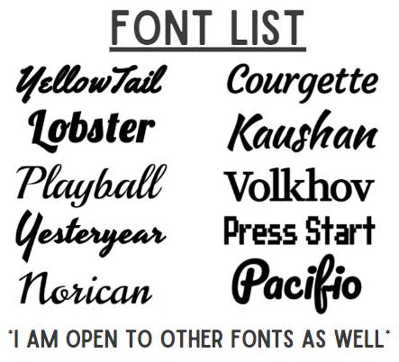 Op de afbeelding: Een zwart-witte lettertypelijst met de namen YellowTail, Lobster, Playball, Yesteryear, Norican, Courgette, Kaushan, Volkhov, Press Start en Pacifico. De tekst onderaan luidt, *I AM OPEN TO OTHER FONTS AS WELL*.