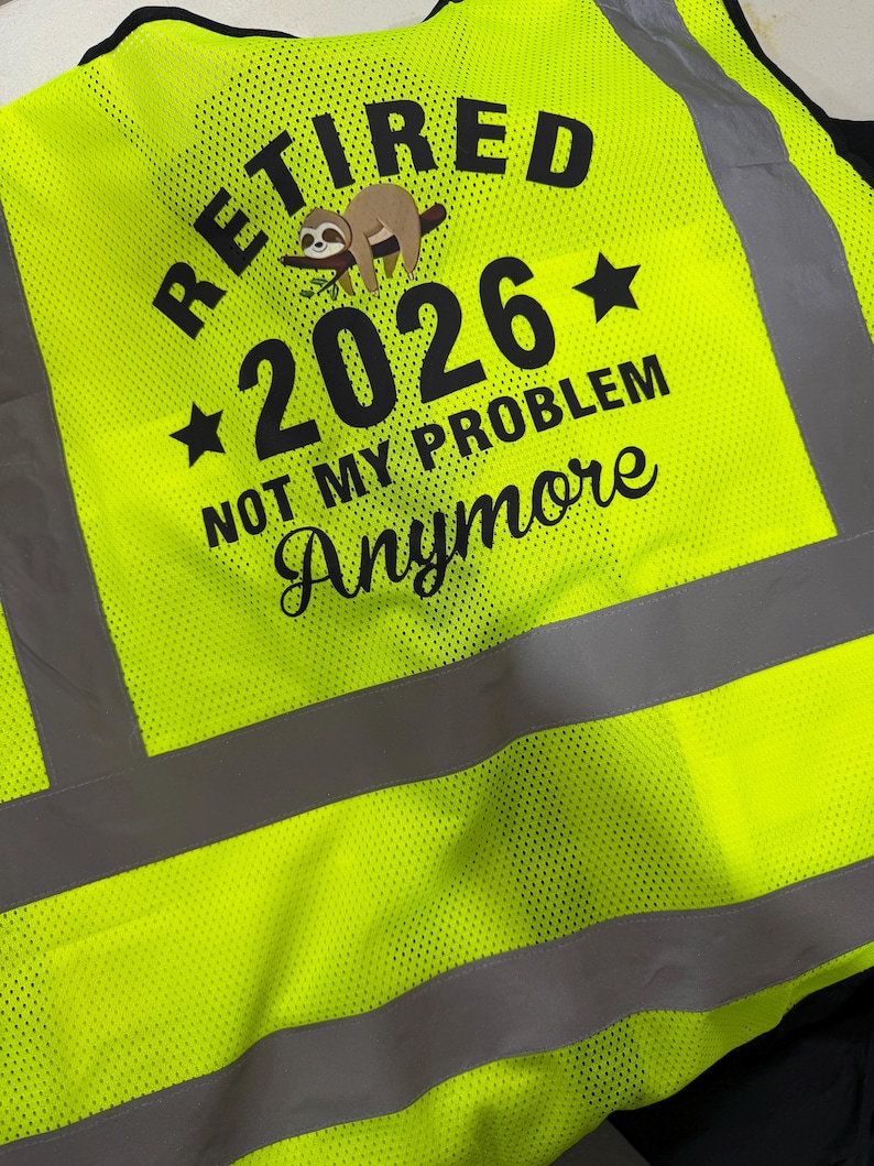 Op de afbeelding: Een neongeel veiligheidsvest met hoge zichtbaarheid en zwarte tekst RETIRED 2026 NOT MY PROBLEM Anymore, inclusief een afbeelding van een bruine luiaard op een tak. Het vest heeft horizontale en verticale grijze reflecterende strepen.